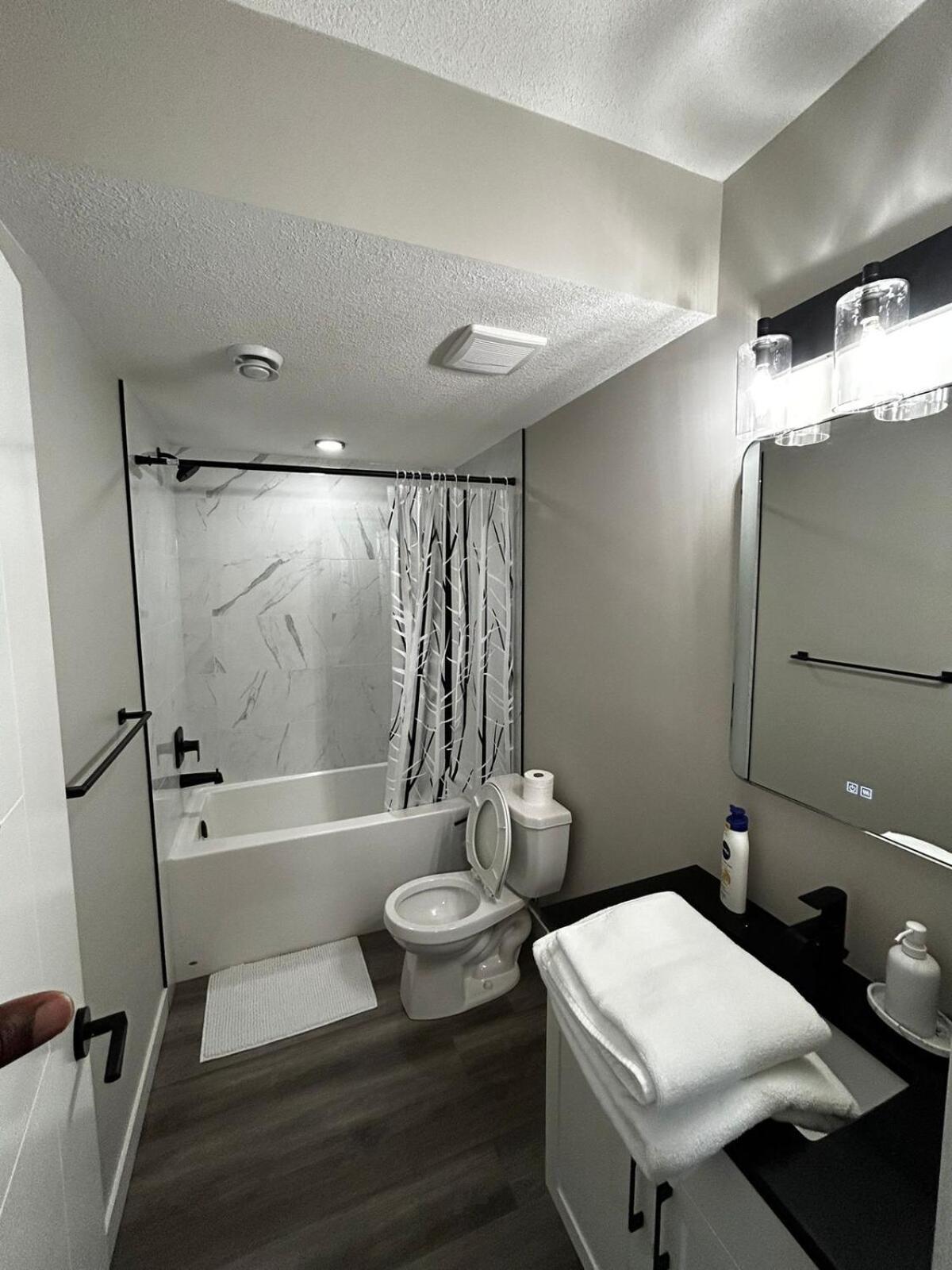 Entire 2 Ensuite Bedrooms In A Basement Apartment *