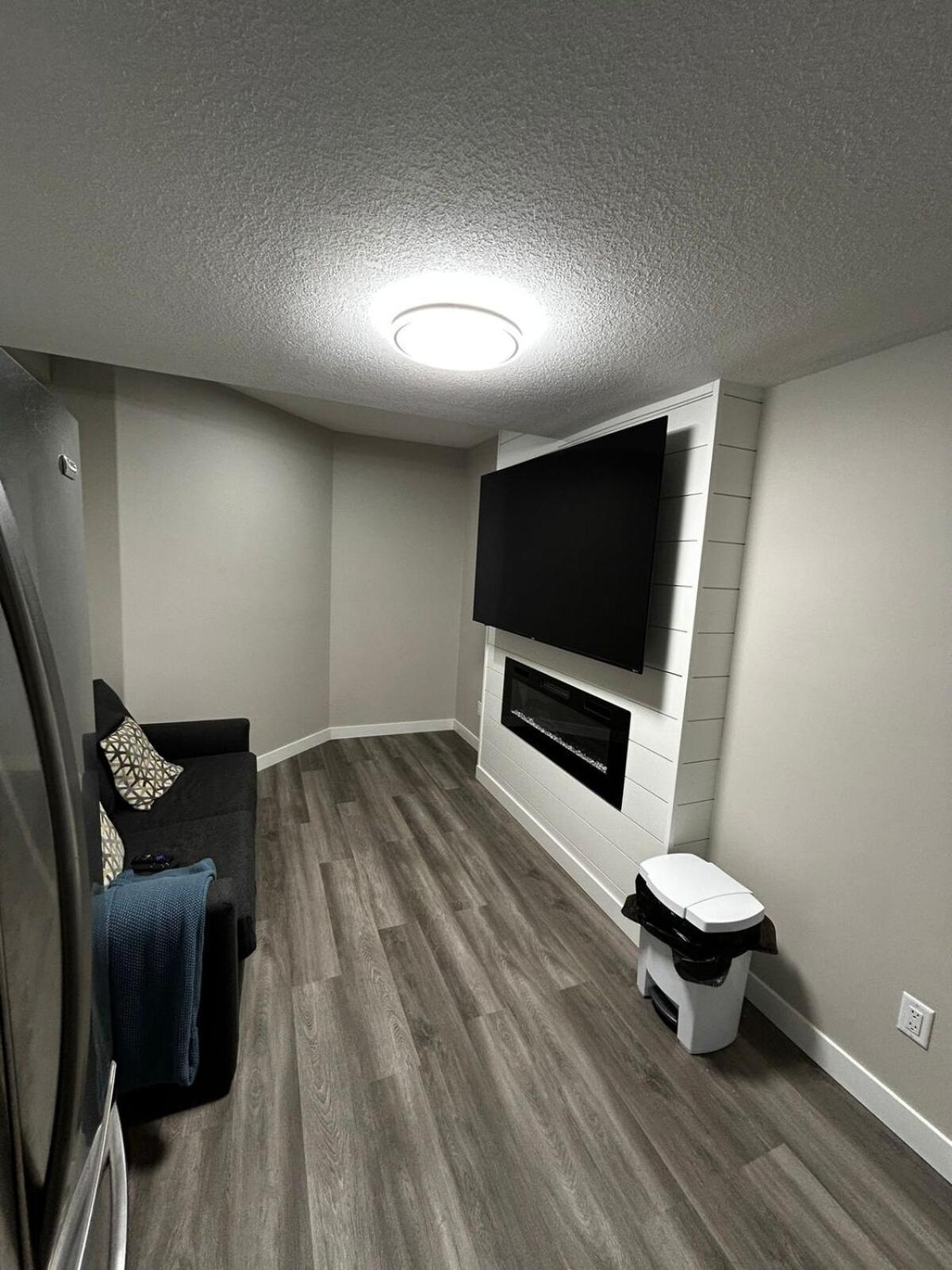 Apartment Entire 2 Ensuite Bedrooms In A Basement *